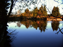 Ein idyllischer Bergsee am Morgen